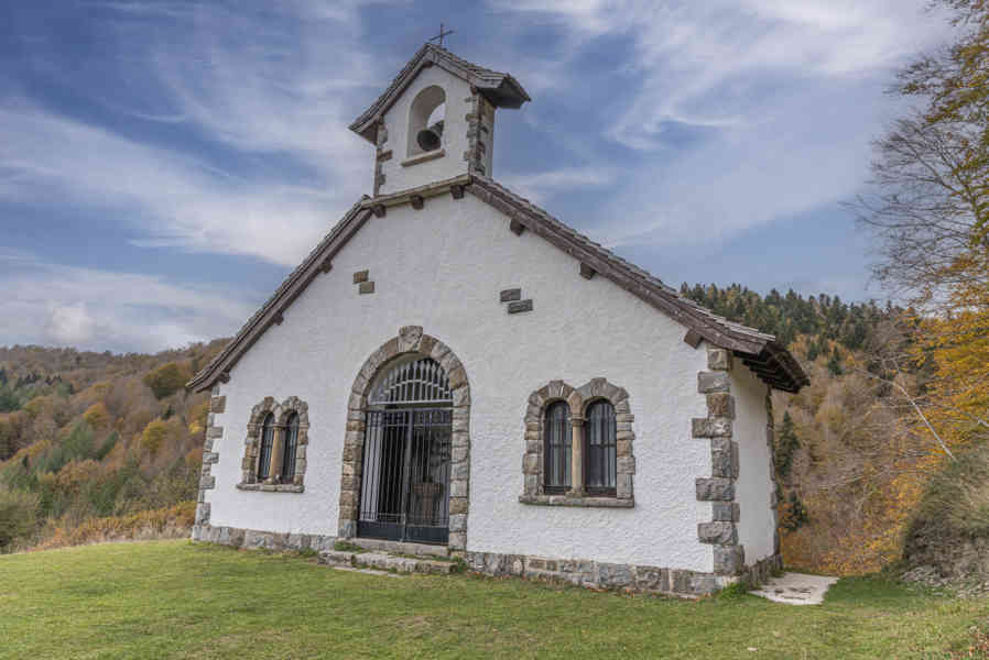 Comunidad Foral de Navarra 048 - Selva de Irati - ermita de Nuestra Señora de las Nieves.jpg